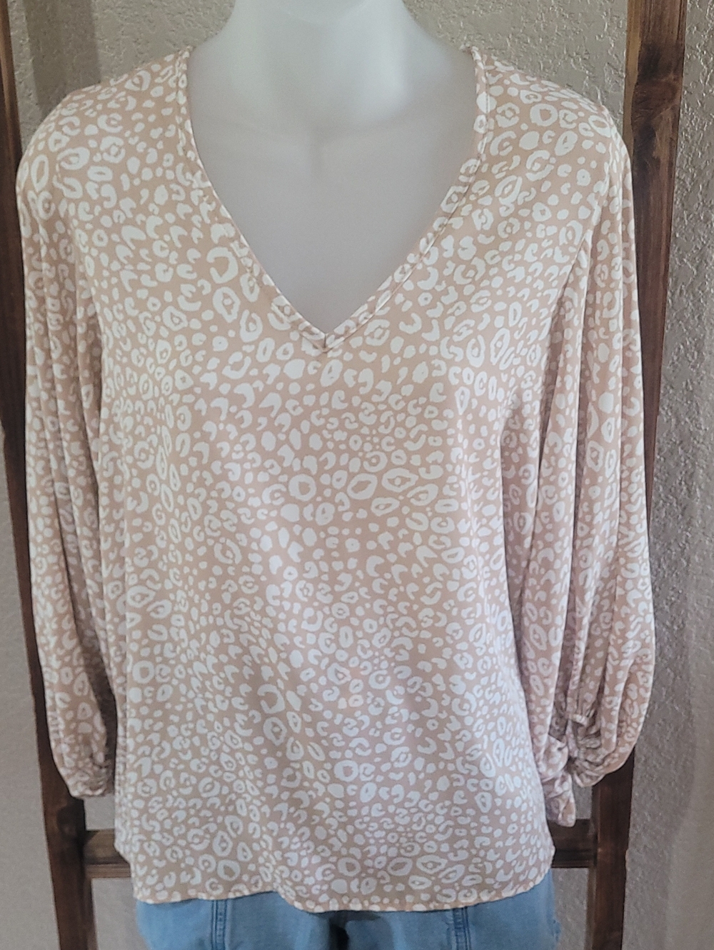 Vine & Love Beige and White Leopard V-Neck Balloon Sleeve Tunic
